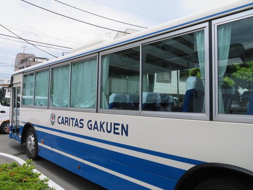 登戸駅の近くで男に刺された小学生が乗っていたカリタス小学校の通学バス（撮影・村上幸将）