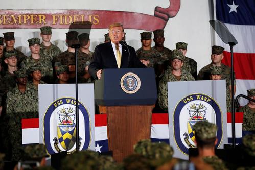 強襲揚陸艦ワスプで演説する、トランプ米大統領（ロイター＝共同）