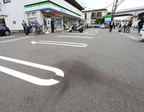 事件のあったファミリーマート登戸新町店付近には血痕が生々しく残る（撮影・河田真司）