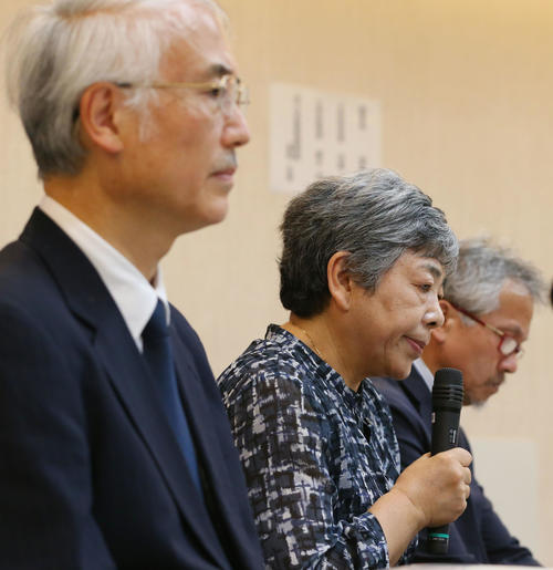 沈痛な面持ちで会見に臨む私立カリタス小の内藤貞子校長（中央）。手前は斎藤哲郎理事長、奥は倭文覚教頭（撮影・垰建太）