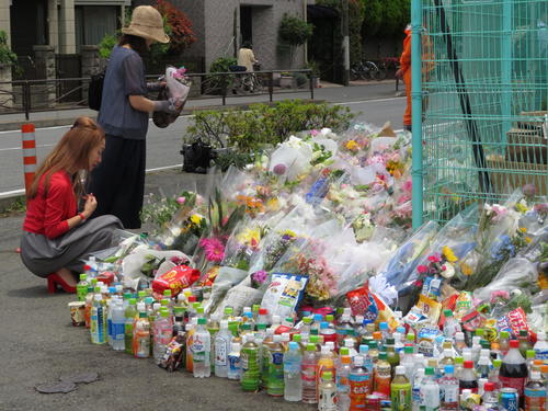 川崎市多摩区でスクールバスを待っていた私立カリタス小の児童らが殺傷された事件で、事件から一夜明けた29日も現場で献花する人が絶えなかった（撮影・近藤由美子）