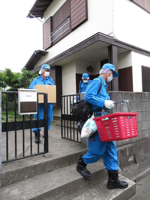 川崎市多摩区でスクールバスを待っていた私立カリタス小の児童らが殺傷された事件で、家宅捜索が行われた岩崎隆一容疑者の自宅（撮影・近藤由美子）