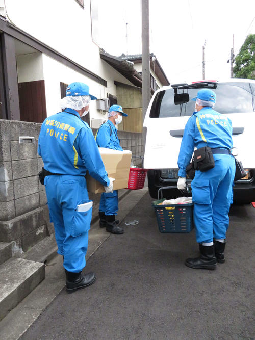 川崎市多摩区でスクールバスを待っていた私立カリタス小の児童らが殺傷された事件で、家宅捜索が行われた岩崎隆一容疑者の自宅（撮影・近藤由美子）
