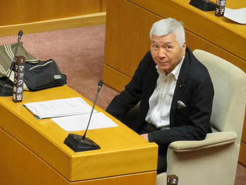 港区議会の議場から傍聴席を感慨深げに見つめるマック赤坂港区議（撮影・村上幸将）