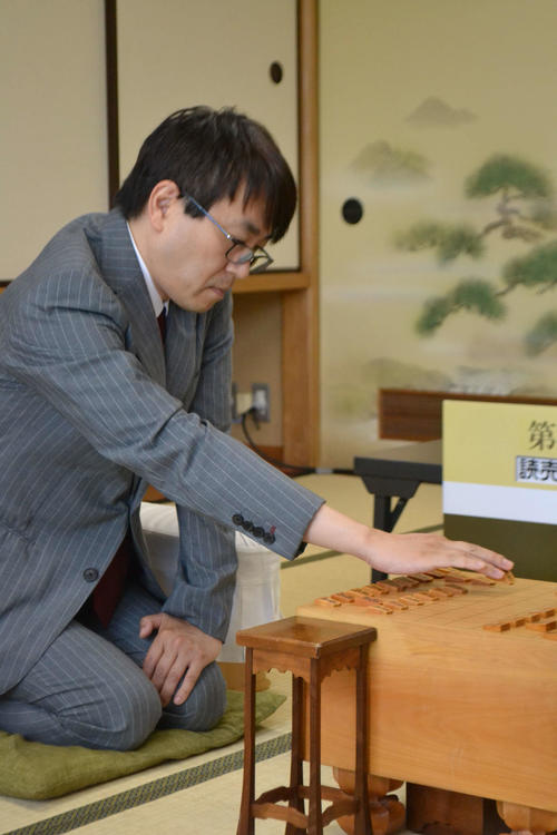将棋界の最多勝利記録1434勝を目指して初手を指す羽生善治九段