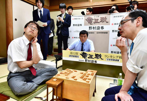 第32期竜王戦1組3位決定戦で木村一基九段（右）に敗れ、感想戦に臨む羽生善治九段（撮影・小沢裕）