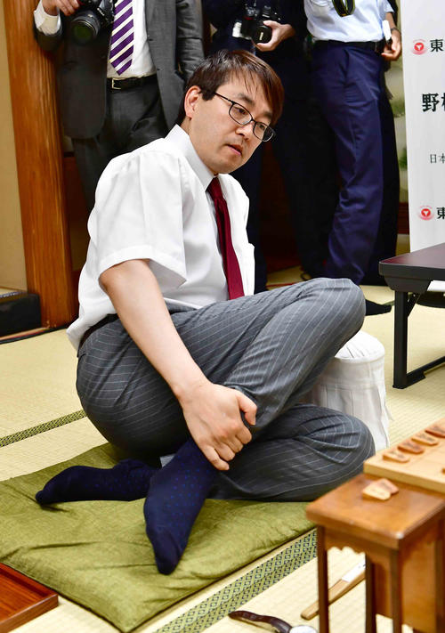 第32期竜王戦1組3位決定戦で木村一基九段に敗れ感想戦で足を組み直す羽生善治九段（撮影・小沢裕）