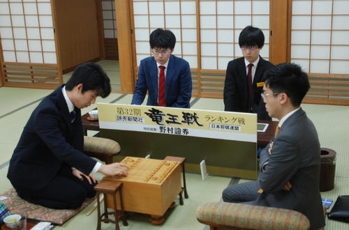 3年連続ランキング戦優勝を目指し対局に臨んだ藤井聡太七段（左）、菅井竜也七段（撮影・松浦隆司）