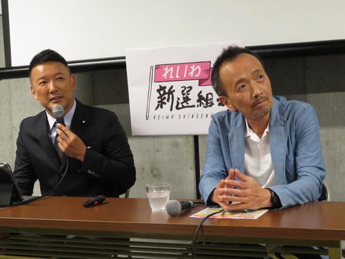 山本太郎参院議員（左）が代表を務める「れいわ新選組」の公認候補予定者として発表された蓮池透氏（右）（撮影・近藤由美子）