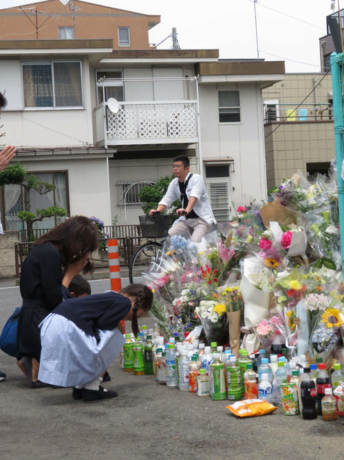 川崎市多摩区で私立カリタス小の児童らが殺傷された事件で、事件発生から初めての週末を迎えたが、事件現場では献花する人が絶えなかった（撮影・近藤由美子）