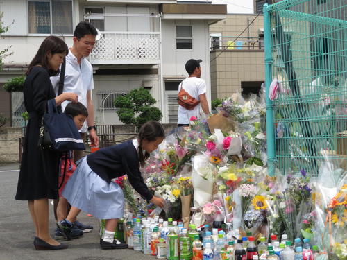 川崎市多摩区で私立カリタス小の児童らが殺傷された事件で、事件発生から初めての週末を迎えたが、事件現場では献花する人が絶えなかった（撮影・近藤由美子）