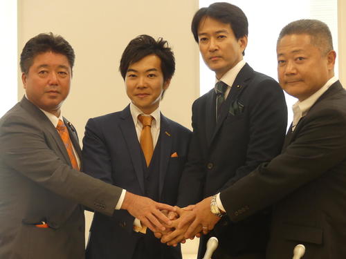 日本維新の会からの参院選出馬を表明した音喜多駿氏（左から2人目）と、都議の柳ケ瀬裕文氏（同3人目）＝19年6月3日