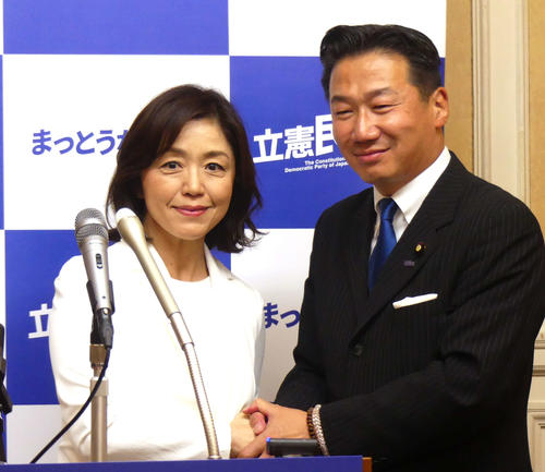 立憲民主党の福山幹事長（右）と握手をかわす元キャスターの白沢みき氏