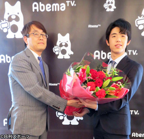 インターネットテレビ局AbemaTVの番組収録で藤井聡太七段（右）から花束を贈られた羽生善治九段（撮影・村上幸将）