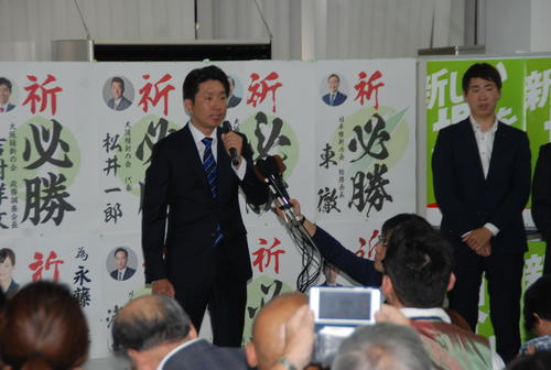 支援者を前に初当選のあいさつをする永藤英機氏（撮影・松浦隆司）