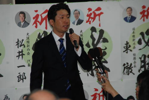 支援者を前に初当選のあいさつをする永藤英機氏（撮影・松浦隆司）