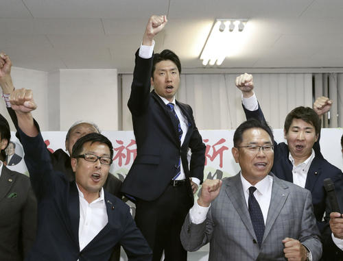 堺市長選で初当選を決め、気勢を上げる大阪維新の会新人の永藤英機氏（中央）（共同）