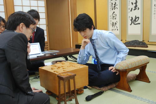 感想戦を行う藤井聡太七段（右）、伊奈祐介六段（撮影・松浦隆司）
