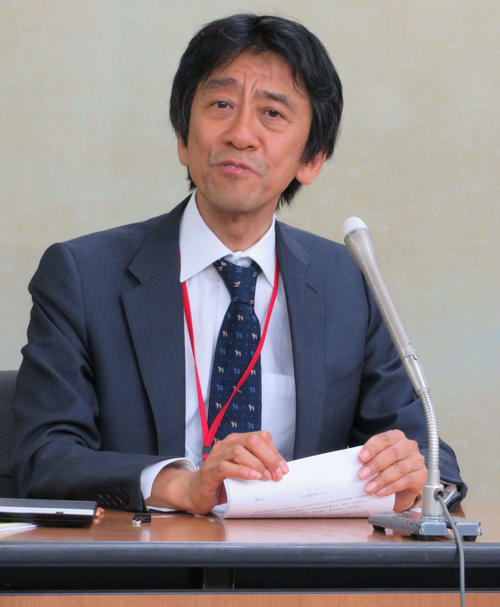 児童相談所と市町村、警察の情報の全件共有と連携しての活動を求めた要望書を提出後、厚労省で会見を開く後藤啓二弁護士（撮影・村上幸将）