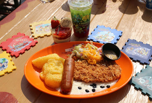 ウッディの顔のライス（左）が付いた「スペシャルプレートセット（1580円）」