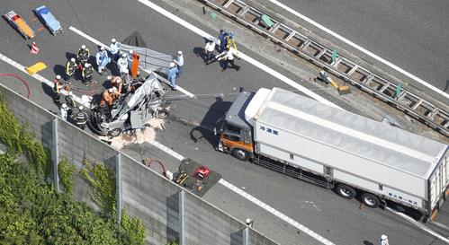 滋賀県竜王町の名神高速道路上り線で大型トラック（右）が乗用車に追突した事故現場（共同通信社ヘリから）
