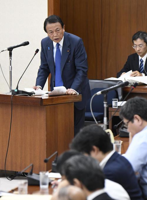 衆院財務金融委員会で答弁する麻生財務相（共同）