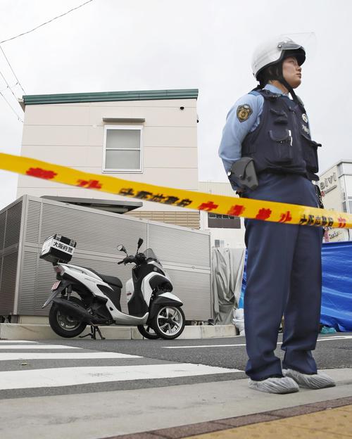警察官が刺され拳銃が奪われる事件があった千里山交番(奥)(共同)