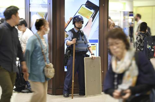 阪急梅田駅で警戒に当たる警察官(中央)(共同)