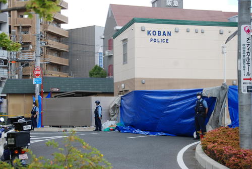 警官が刺され、拳銃が奪われた千里山交番（撮影・松浦隆司）