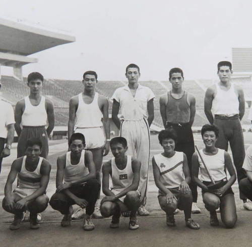 64年東京五輪聖火リレー最終日候補となった10人。落合さんは後列右端。坂井さんは後列左から2人目（落合さん提供）