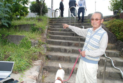 容疑者が逮捕された様子を語る男性（撮影・松浦隆司）