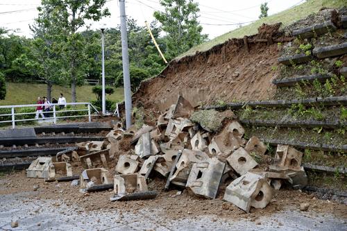 強い地震で崩れた、新潟県村上市の山北総合体育館脇の斜面（共同）