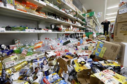地震で商品が散乱したスーパー＝19日午前5時、山形県鶴岡市（共同）