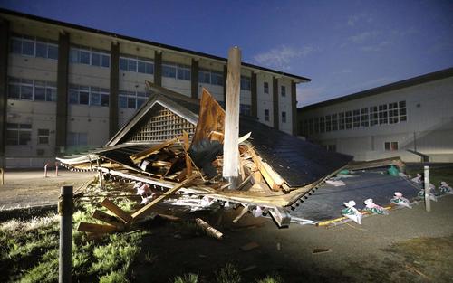 山形県鶴岡市立大泉小で倒壊した建物＝19日午前3時34分（共同）