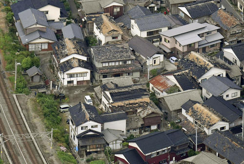 地震で屋根瓦などが被害を受けた住宅地＝19日午前7時6分、山形県鶴岡市（共同）