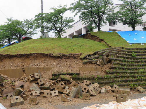 のり面が崩れ落ちた山北総合体育館の敷地内（撮影・村上幸将）