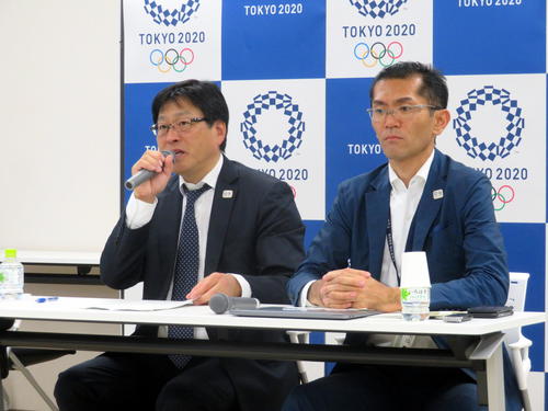 五輪チケットの不正転売などについて注意喚起する組織委の鈴木秀紀チケッティング部長（左）（撮影・三須一紀）