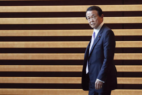 首相官邸を後にする麻生財務相兼金融相＝20日午後（共同）