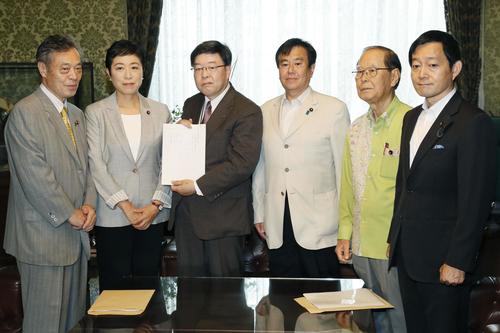 「行政監視院」の新設を柱とする法案を向大野新治衆院事務総長（左から3人目）に提出する立憲民主党の辻元国対委員長（同2人目）ら＝20日午前、国会（共同）