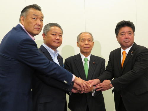 夏の参院選で日本維新の会の公認候補（比例代表）として出馬会見を行った鈴木宗男氏（右から2人目）。左から井上ひでたか選対本部長補佐、馬場伸幸幹事長、1人おいて、下地ミキオ衆院議員（撮影・近藤由美子）