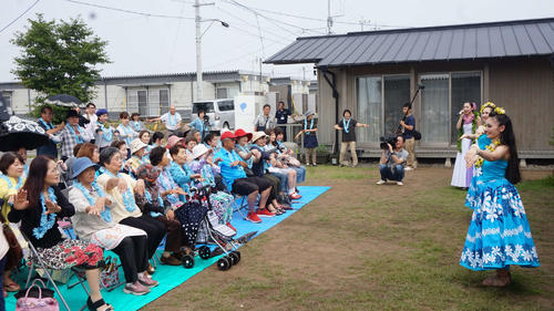 熊本地震の被災地・益城町の仮設住宅でフラダンスを披露するフラダンサー（熊本県益城町）