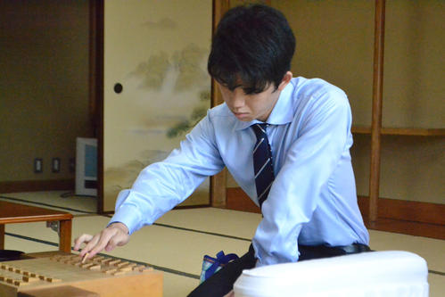 第69期大阪王将杯王将戦1次予選4組決勝の千田翔太七段戦で初手を指す藤井聡太七段