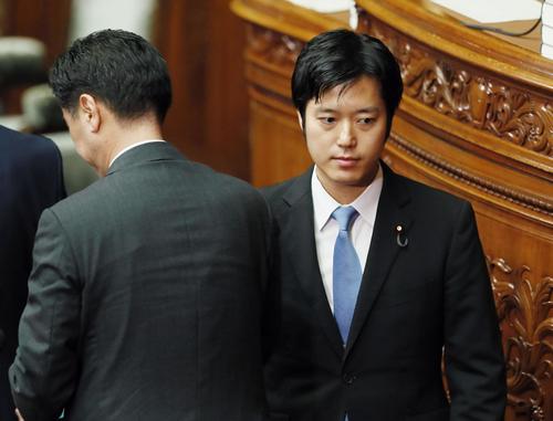 衆院本会議で、内閣不信任案に反対票を投じた丸山穂高氏（共同）