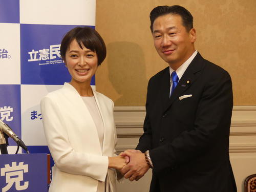 立憲民主党からの参院選比例代表出馬を表明した市井紗耶香氏。右は福山哲郎幹事長