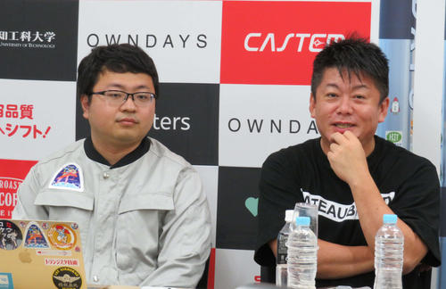 会見を開いた稲川貴大氏（左）と堀江貴文氏（撮影・村上幸将）