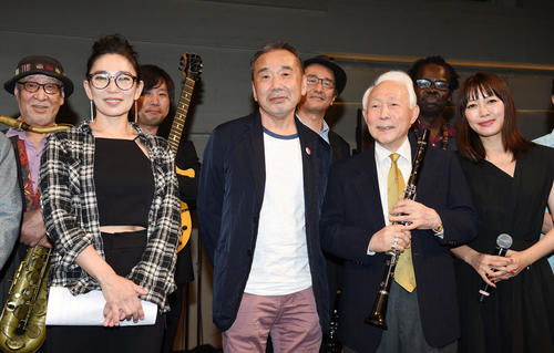 「村上RADIO」公開収録で笑顔を見せる村上春樹氏（中央）。前列左から大西順子さん、1人おいて北村英治さん、坂本美雨さん（撮影・横山健太）