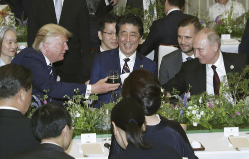 G20サミットの夕食会を楽しむ（左から）トランプ米大統領、安倍首相、ロシアのプーチン大統領（共同）