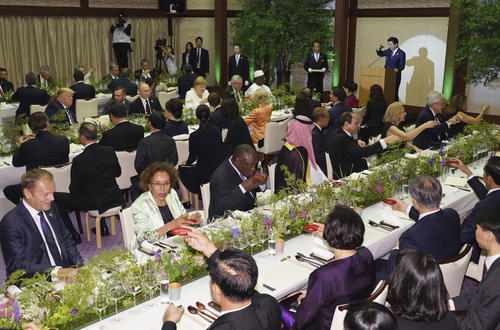 G20サミットの夕食会に出席した各国首脳や配偶者ら。右奥は安倍首相（共同）