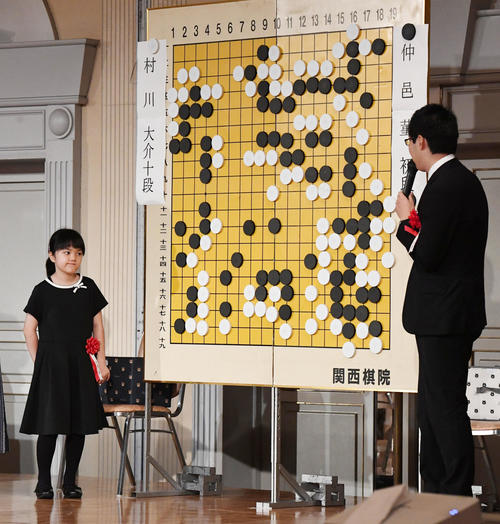 ワールド碁フェスティバルで仲邑菫（左）は村川大介十段と対局結果を見る（撮影・奥田泰也）