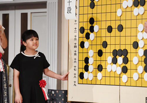ワールド碁フェスティバルで仲邑菫（左）は村川大介十段と対局結果を見る（撮影・奥田泰也）